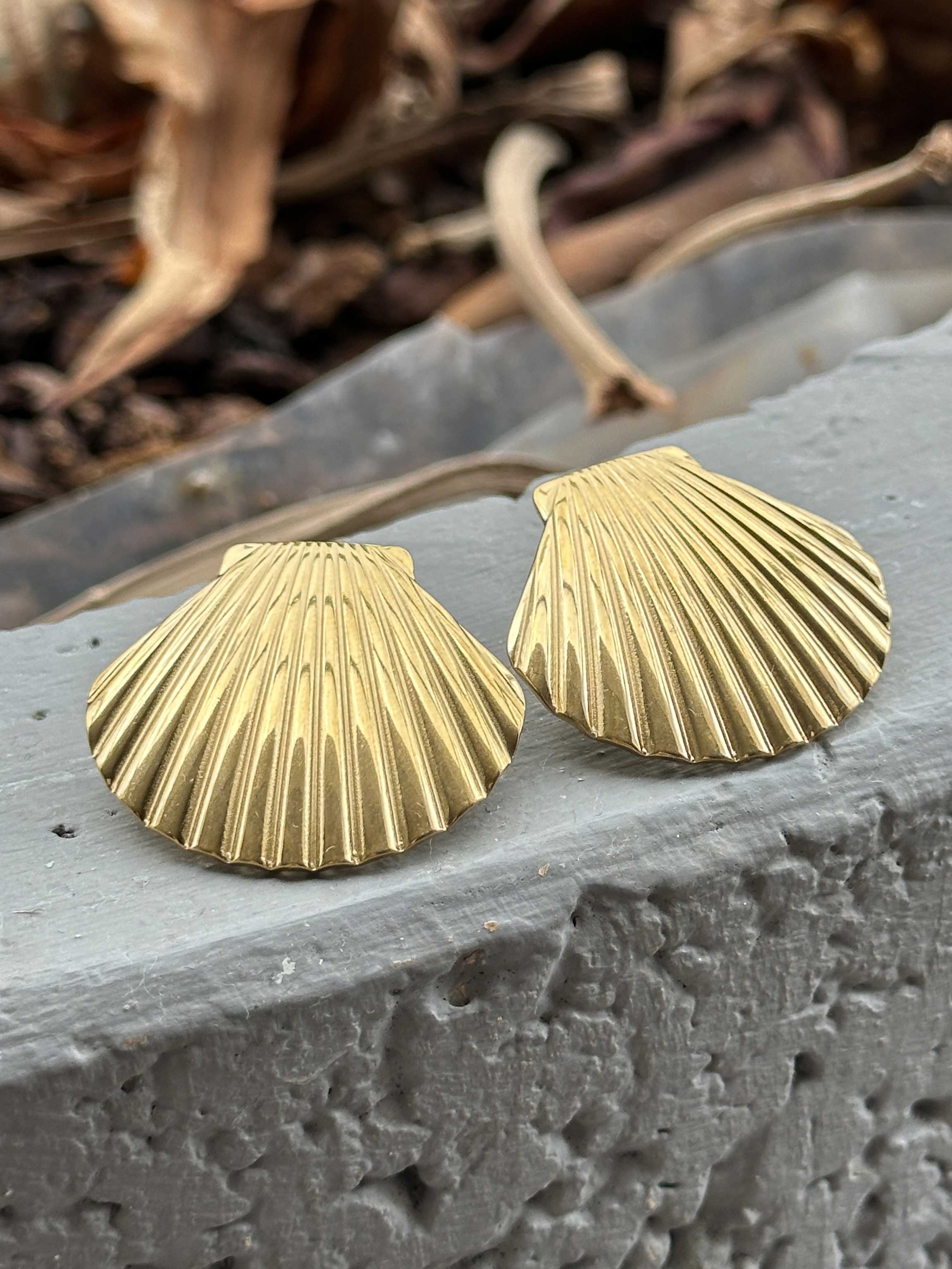 Imogen - Guldfarvede muslinge øreringe